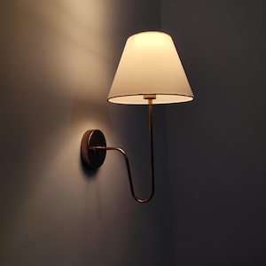 Lámpara de pared de latón de 1950 con pantalla de tela. Diseño minimalista y moderno. Luminaria de pared.
