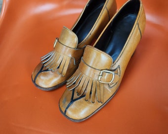 Vintage 70s stacked heel kilted pump