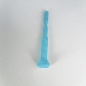 Peut inclure: Un objet allongé en plastique bleu clair, avec une base arrondie et un sommet cylindrique. L'objet comporte une série de sections étagées sur toute sa longueur. L'article est posé sur un fond blanc.