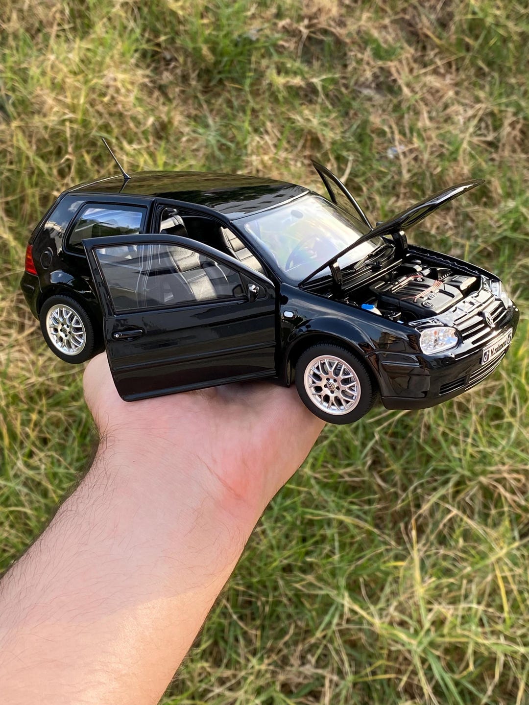 Volkswagen Golf 4 – 1:18 Diecast Model Car – Black – Opening Doors