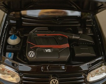Volkswagen Golf 4 – 1:18 Diecast Model Car – Black – Opening Doors