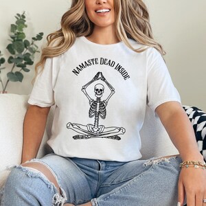 T-shirt Namaste Dead Inside, T-shirt yogaliefhebbers, Halloween-shirt, grappig yoga-T-shirt, cadeau voor haar, spookachtig seizoen, leuk Halloween-T-shirt