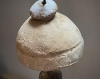 Campana de hojalata y arcilla silvestre de Texas Hill Country: móvil de cerámica pintado a mano, campanilla rústica de jardín, arte fósil cocido en foso, Nati #3