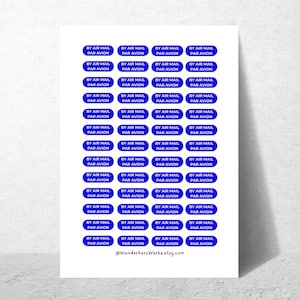 Könnte beinhalten: Blatt weißer Aufkleber mit blauem Ovaldesign. Jeder Aufkleber trägt den weißen Text "BY AIR MAIL PAR AVION". Die URL des Etsy-Shops, @WunderherzWerke.etsy.com, ist unten aufgedruckt.
