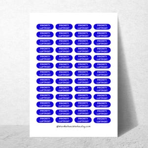 Könnte beinhalten: Blatt mit blauen und weißen Aufklebern mit dem weißen Schriftzug "PRIORITY LUFTPOST". Die ovalen Aufkleber sind in Reihen und Spalten angeordnet. Die Etsy-Shop-URL befindet sich unten.