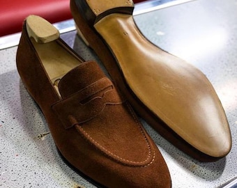 Scarpe eleganti da uomo, nuove, fatte a mano, in pelle scamosciata marrone, modello mocassino formale.