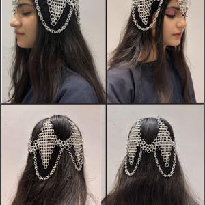 Puede incluir: Una diadema de cota de malla plateada con un dise&ntilde;o geom&eacute;trico. La diadema presenta una serie de anillos interconectados que forman una estructura similar a una corona, con cadenas colgantes. El accesorio se lleva en la cabeza.