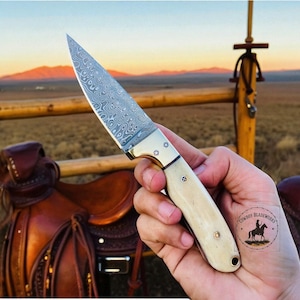 Rustikales Cowboymesser: Handgeschmiedeter Damaststahl mit Knochengriff - Wild West Vibes