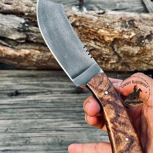 Handgefertigtes Bullenmesser aus Kohlenstoffstahl mit Griff aus Rosenholz und Scheide aus Leder