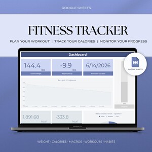 Könnte beinhalten: Ein Laptop-Bildschirm zeigt ein Fitness-Tracker-Dashboard. Der Bildschirm zeigt Gewicht, Gewichtsveränderung und geschätztes Zieldatum an. Der Text "FITNESS TRACKER" steht oben, mit den Sätzen "PLAN YOUR WORKOUT | TRACK YOUR CALORIES | MONITOR YOUR PROGRESS" darunter.