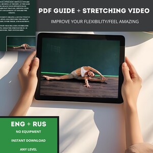 Può includere: Un tablet mostra un video di stretching con una donna in abbigliamento sportivo. Il testo in alto recita "PDF GUIDE + STRETCHING VIDEO" e "IMPROVE YOUR FLEXIBILITY/FEEL AMAZING." Una casella verde in basso dice "ENG + RUS," "NO EQUIPMENT," "INSTANT DOWNLOAD," e "ANY LEVEL."