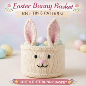 Op de afbeelding: Een gebreide paashaaskorf met roze gevoerde oren, zwarte ogen en een roze neus en mond. De mand is gevuld met pastelkleurige paaseieren. De tekst op de afbeelding luidt "Easter Bunny Basket Knitting Pattern" en "Knit a Cute Bunny Basket."