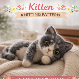 Może przedstawiać: Szydełkowana szara i biała pluszowa zabawka w kształcie kotka leżąca na kremowym kocu. Obraz zawiera tekst „Kitten Knitting Pattern” i „Knit Adorable Plush Cats”.