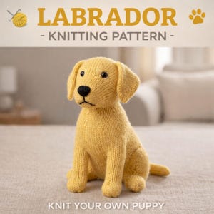Könnte beinhalten: Ein gestrickter gelber Labrador-Welpe mit schwarzer Nase und Augen. Der Text "LABRADOR - KNITTING PATTERN - KNIT YOUR OWN PUPPY" ist oben und unten im Bild zu sehen. Der Welpe sitzt auf einer hellen Oberfläche.