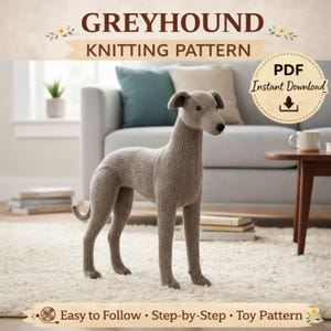 Peut inclure: Un jouet de chien lévrier en tricot de couleur marron clair se dresse sur un tapis crème. L'image contient le texte "GREYHOUND KNITTING PATTERN" et "PDF Instant Download". Le jouet est un patron étape par étape pour un chien.