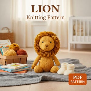 Op de afbeelding: Een gebreid leeuwenspeelgoed met een gouden manen en lichaam zit op een grijze deken. De afbeelding bevat de tekst "LION Knitting Pattern" en een label "PDF PATTERN". Naast de leeuw staan witte babyslofjes.
