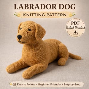 Może przedstawiać: Dzianinowy złoty pies Labrador, leżący, z czarnym nosem i oczami. Obraz zawiera tekst "LABRADOR DOG KNITTING PATTERN" i "PDF Instant Download". Wzór jest opisany jako "Easy to Follow, Beginner Friendly, Step-by-Step".
