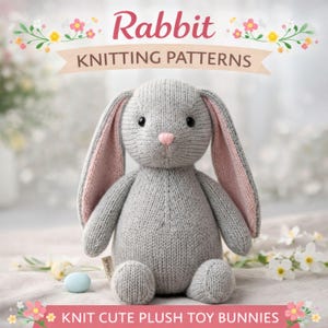 Può includere: Un coniglietto di peluche grigio lavorato a maglia con orecchie interne rosa e un naso rosa. L'immagine include il testo "Rabbit Knitting Patterns" e "Knit Cute Plush Toy Bunnies". Il coniglietto è seduto su una superficie chiara.
