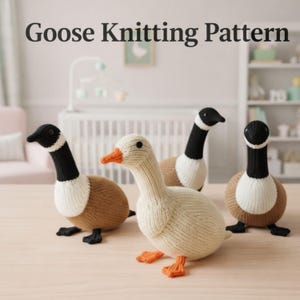 Puede incluir: Cuatro figuras de ganso tejidas en varios tonos de marrón, crema, negro y naranja. Los gansos tienen cabezas y cuellos negros, baberos blancos y picos y patas naranjas. El texto "Goose Knitting Pattern" está en la parte superior.