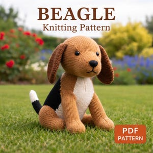 Puede incluir: Un perro beagle tejido, marrón, negro y blanco, sentado sobre hierba verde. La imagen incluye el texto "BEAGLE Knitting Pattern" y una etiqueta "PDF PATTERN".
