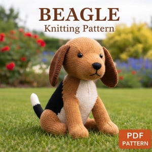 Może przedstawiać: Dzianinowy pies beagle z brązowymi, czarnymi i białymi detalami siedzi na zielonej trawie. Obraz zawiera tekst "BEAGLE Knitting Pattern" i etykietę "PDF PATTERN", sugerując projekt rzemieślniczy.