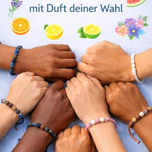 Könnte beinhalten: Verschiedene Handgelenke mit bunten Perlenarmbändern. Das Bild enthält Illustrationen von Früchten und Blumen, mit dem deutschen Text "Duftarmband mit Duft deiner Wahl."