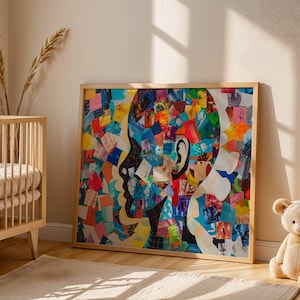 Puede incluir: Una obra de arte enmarcada con una silueta de perfil llena de fragmentos de papel de colores. La obra de arte está en un marco de madera clara y se exhibe en una habitación con una cuna y un oso de peluche.