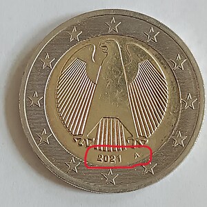 Peut inclure: Une pièce de deux euros avec un centre doré et un anneau extérieur argenté. Le centre doré présente un emblème d'aigle détaillé. Le bord de la pièce comporte des étoiles. L'année "2021" est visible.