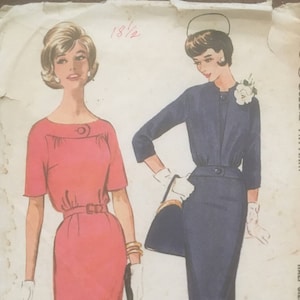 Puede incluir: Patrón de costura vintage McCall's con ilustraciones de dos mujeres con vestidos. Una lleva un vestido color coral con cinturón, la otra un vestido y chaqueta azul marino. El número de patrón es 6095. Medidas en cm.