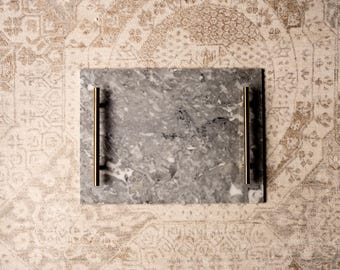 Vassoio classico in marmo grigio lucido con manici in ottone – Vassoio decorativo di lusso per toeletta, tavolino da caffè o arredamento da cucina