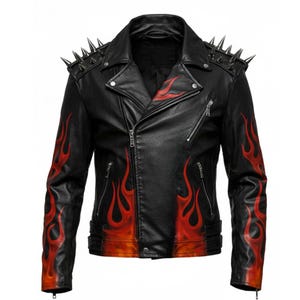 Puede incluir: Chaqueta de cuero negra con diseños de llamas rojas en las mangas y el pecho. La chaqueta presenta un estilo motero clásico con cuello de solapa, cremallera asimétrica y puntas metálicas plateadas en los hombros.