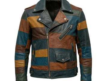 Könnte beinhalten: Eine mehrfarbige Patchwork-Lederjacke. Die Jacke hat einen klassischen Biker-Stil mit einem Reverskragen, einem asymmetrischen Reißverschluss und mehreren Taschen. Die Farbpalette umfasst braune, blaue und beige Paneele. Eine stilvolle Jacke.