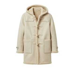 Op de afbeelding: Crèmekleurige duffelcoat met een capuchon en knevelsluitingen. De jas heeft een imitatie-schapenvachtvoering en -afwerking, twee voorzakken en knoopdetails op de mouwen. Een klassiek winterjas.