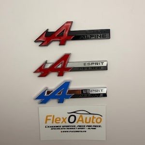 以下が含まれることがあります： Alpine AロゴとESPRIT ALPINEの文字が入った3つの自動車用エンブレム。一番上のエンブレムは赤と黒、真ん中は赤と銀、一番下は青と銀です。その下にはFlexOAutoという文字が書かれた白い長方形のカードがあります。