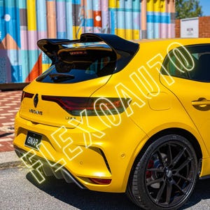 Pode incluir: Um carro desportivo Renault Mégane amarelo brilhante com um spoiler preto e jantes pretas. O carro tem o texto "Mégane" e "Gnar" na traseira. O fundo inclui um mural colorido e um céu azul claro.