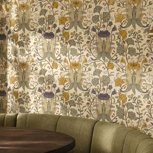 Può includere: Carta da parati con un motivo botanico ripetuto di fiori e foglie gialle, viola e verde salvia su sfondo color crema. Il design presenta steli e fogliame complessi disposti in una composizione floreale densa e simmetrica.