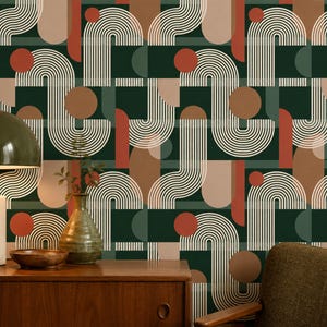Pode incluir: Papel de parede com um padrão geométrico repetitivo de linhas arqueadas brancas, quadrados verde-escuros, círculos terracota e semicírculos bege. O design cria um efeito visual estruturado e rítmico em toda a superfície.