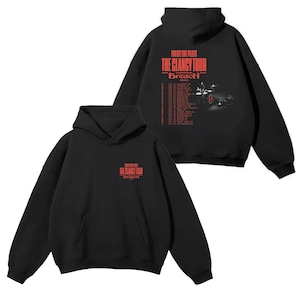 Könnte beinhalten: Schwarzer Kapuzenpullover mit dem Text "Twenty One Pilots The Clancy Tour Breach" in Rot. Auf der Rückseite des Hoodies sind der Tourname, eine Liste der Tourdaten und eine rote Schlagzeug-Grafik abgebildet.