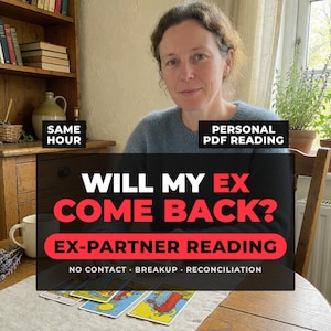 Könnte beinhalten: Eine Person sitzt an einem Holztisch mit ausgelegten Tarotkarten. Der Text auf dem Bild lautet: SAME HOUR, PERSONAL PDF READING, WILL MY EX COME BACK?, EX-PARTNER READING, NO CONTACT, BREAKUP, RECONCILIATION. Die Person trägt einen dunkelblauen Pullover.