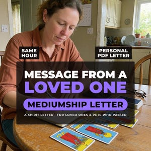 Könnte beinhalten: Ein digitaler Service für einen persönlichen PDF-Brief mit dem Titel Message From A Loved One Mediumship Letter, A Spirit Letter For Loved Ones & Pets Who Passed, Same Hour Personal PDF Letter, inklusive Tarotkarten auf einem Holztisch.