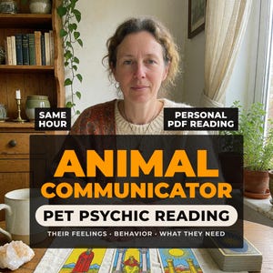 Puede incluir: Una superposición gráfica digital en una fotografía presenta el texto SAME HOUR, PERSONAL PDF READING, ANIMAL COMMUNICATOR, PET PSYCHIC READING y THEIR FEELINGS, BEHAVIOR, WHAT THEY NEED, sobre una persona sentada en una mesa de madera con cartas.