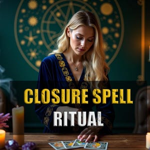 Peut inclure: Une femme en robe bleue ornée de détails dorés est assise à une table en bois, avec des cartes de tarot devant elle. Le texte "CLOSURE SPELL RITUAL" est affiché. Des bougies et des éléments décoratifs sont également présents.