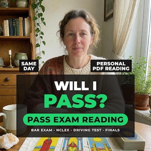 Puede incluir: Una persona con un suéter de punto color crema y un chal oscuro estampado. Los textos superpuestos dicen: SAME DAY, PERSONAL PDF READING, WILL I PASS?, PASS EXAM READING, BAR EXAM, NCLEX, DRIVING TEST, FINALS. Tres cartas del tarot sobre una mesa.