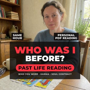 Puede incluir: Una persona sentada a una mesa de madera con cartas de tarot extendidas. El texto superpuesto dice: SAME HOUR, PERSONAL PDF READING, WHO WAS I BEFORE?, PAST LIFE READING, WHO YOU WERE, KARMA, SOUL CONTRACT. La persona viste un suéter azul.