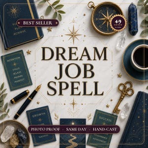 Op de afbeelding: Een verzameling voorwerpen waaronder een donkerblauw dagboek met gouden sterren, een koperen kompas, een vulpen, een gouden sleutel, kristallen en kaarten met de labels Intention, Growth en Success. De tekst DREAM JOB SPELL staat in het midden.
