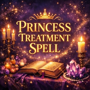 Könnte beinhalten: Ein beleuchtetes Bild mit dem Text "PRINCESS TREATMENT SPELL" in goldener Schrift. Die Szene umfasst Kerzen, eine Krone, ein offenes Buch, Kristalle und Zaubertränke, alles vor einem sternenübersäten lila Hintergrund.
