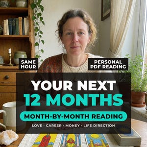 Puede incluir: Una persona sentada tras una mesa con cartas de tarot, con el texto: SAME HOUR, PERSONAL PDF READING, YOUR NEXT 12 MONTHS, MONTH-BY-MONTH READING, LOVE, CAREER, MONEY, LIFE DIRECTION. Incluye una taza y un cristal sobre la mesa.