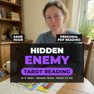 Op de afbeelding: Een advertentie voor een tarot-leesservice met de tekst SAME HOUR, PERSONAL PDF READING, HIDDEN ENEMY, TAROT READING, IS IT REAL, WHERE FROM, WHAT TO DO, weergegeven boven een persoon en tarotkaarten op een houten tafel.