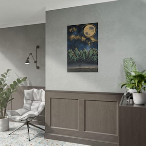 Póster Paisaje onírico de Emerald Peak: Arte mural de cielo nocturno con luz de luna dorada