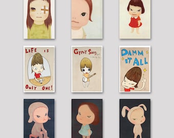 Op de afbeelding: Negen kunstdrukken met cartoonachtige illustraties van kinderen met verschillende uitdrukkingen. De prints tonen een reeks kleuren, waaronder rood, blauw en beige. Sommige prints bevatten tekst zoals "Life is Only One!" en "Damn it All."